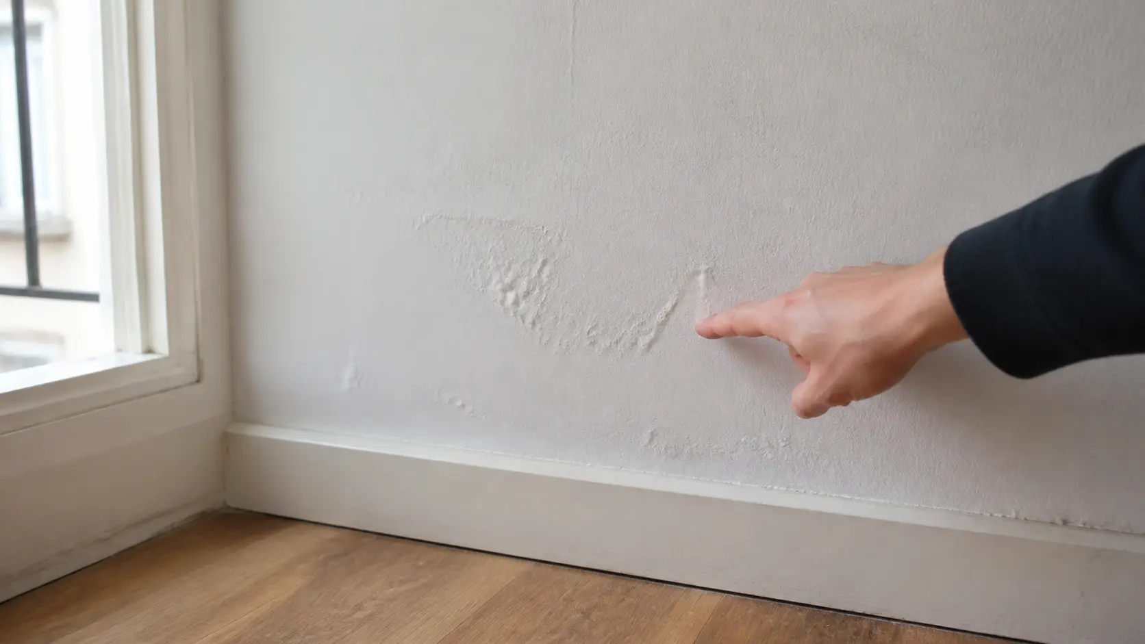 Peinture qui cloque, faut-il gratter ou traiter l’humidité d’abord
